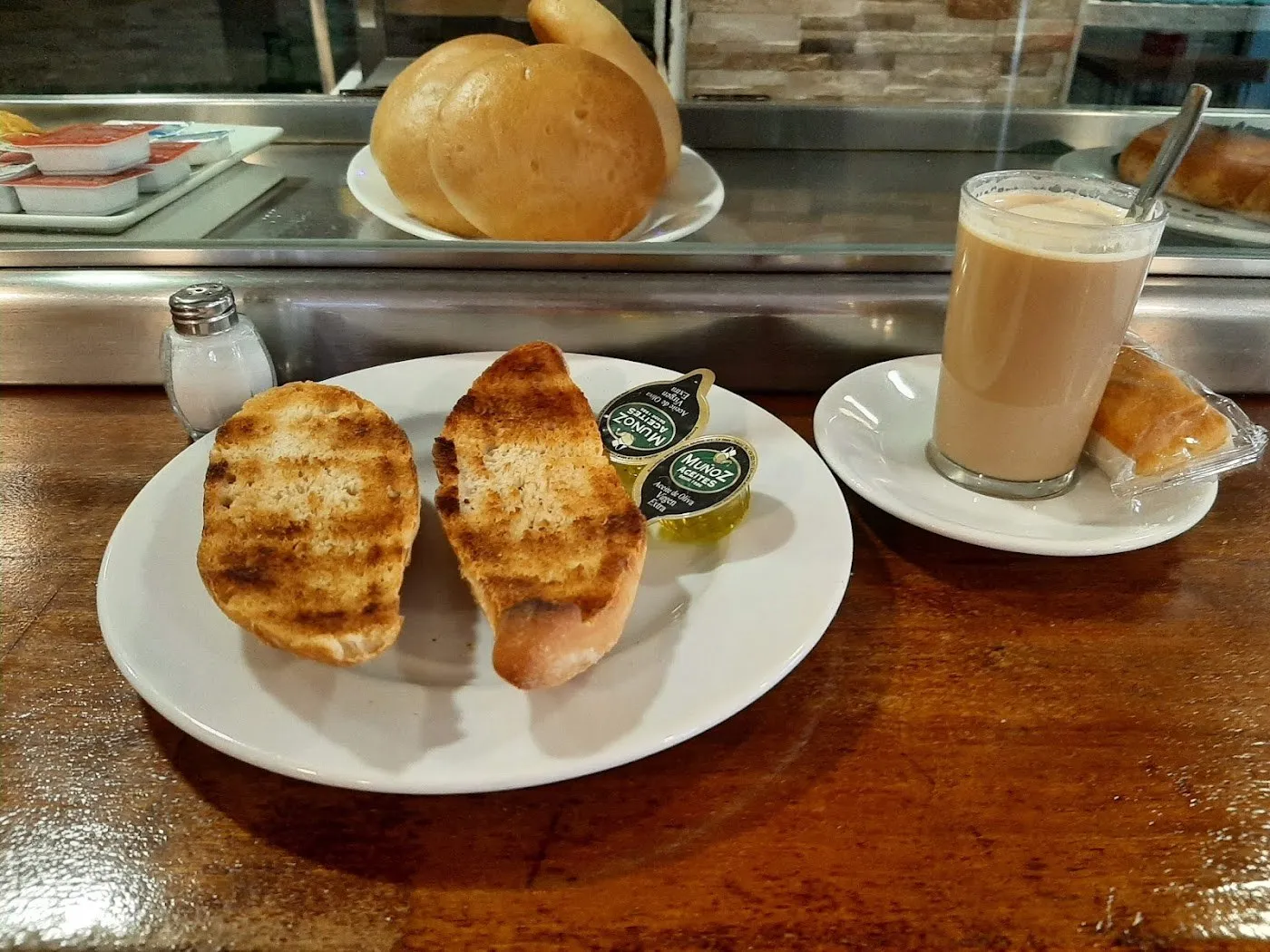 Tostadas con mantequilla y mermelada, y café con leche