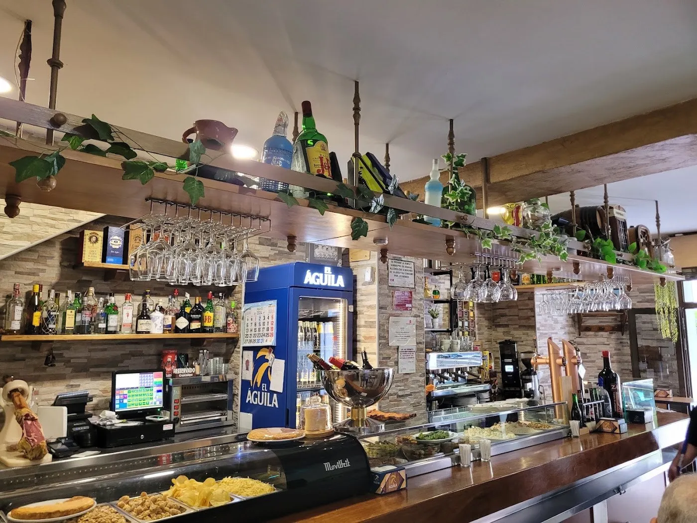 La barra, con las cervezas y la vitrina de tapas