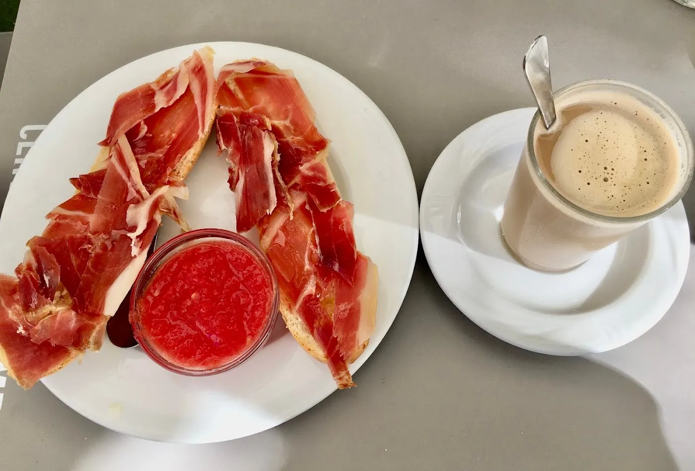 Tostada de jamón con tomate y café con leche