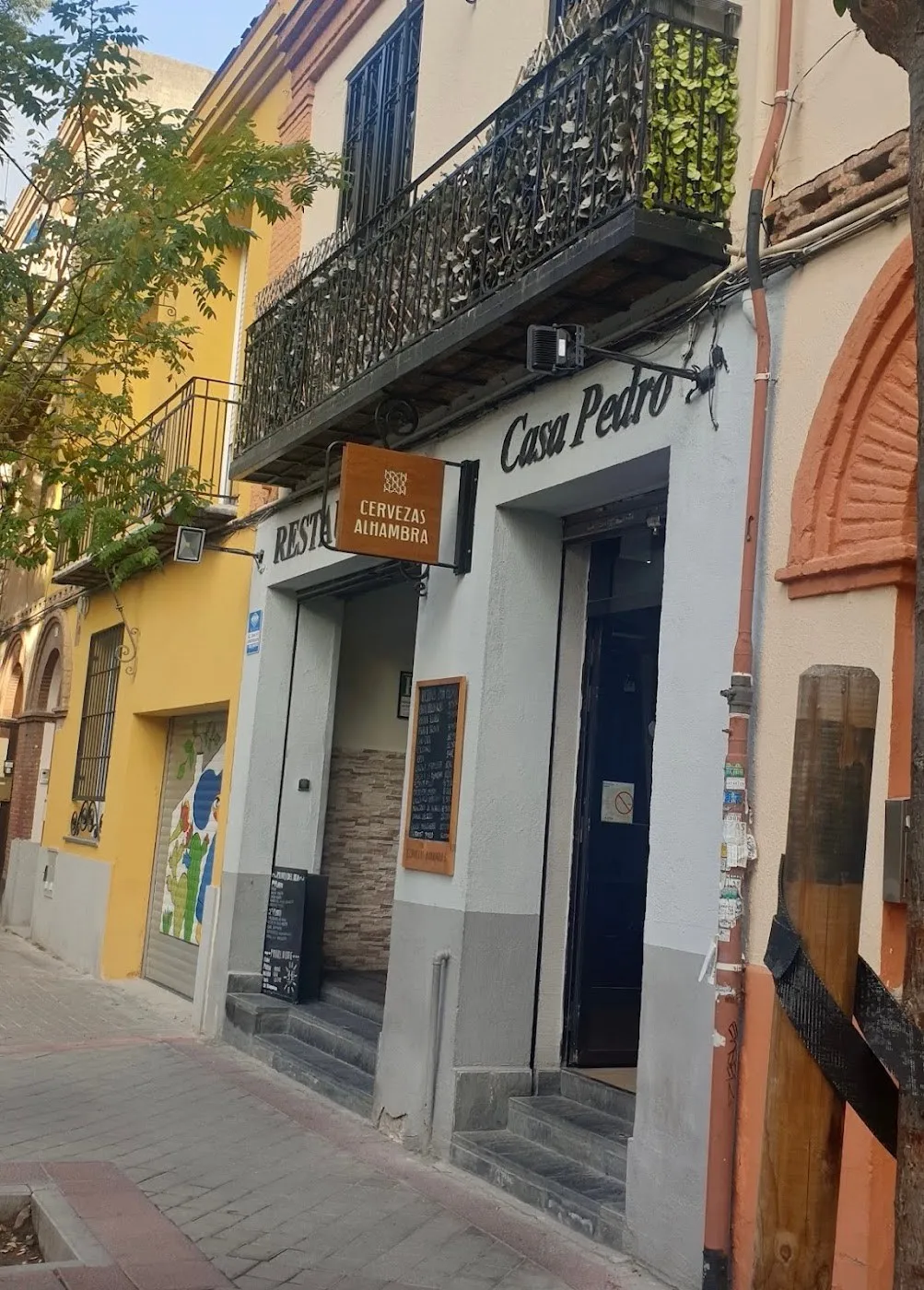 Rótulo de Casa Pedro y entrada del local