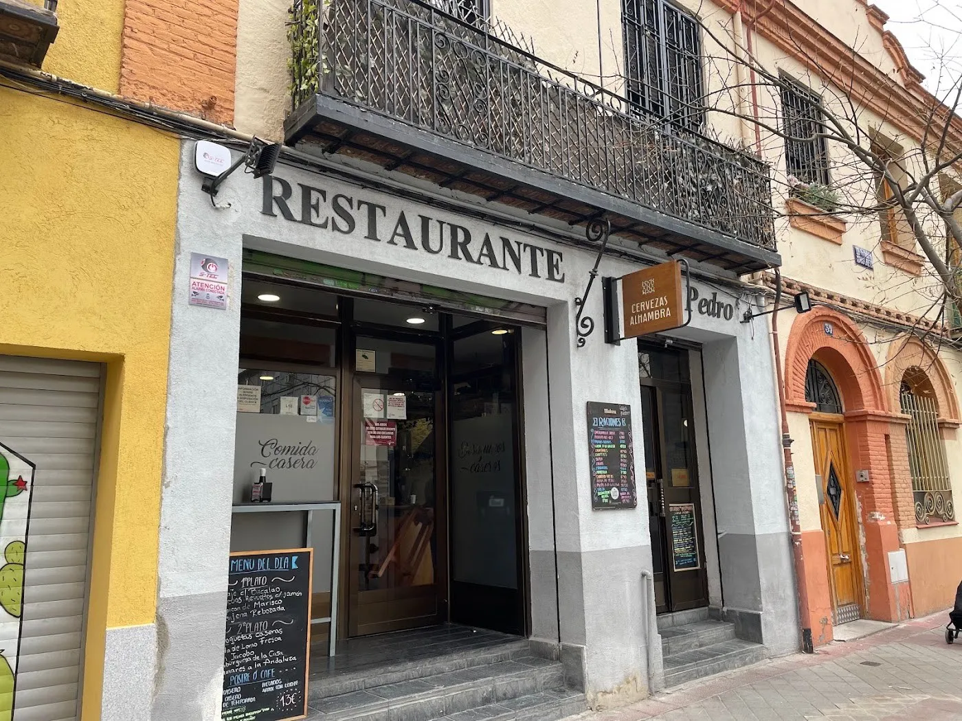 Fachada de Casa Pedro en la calle Tomás Bretón, 39