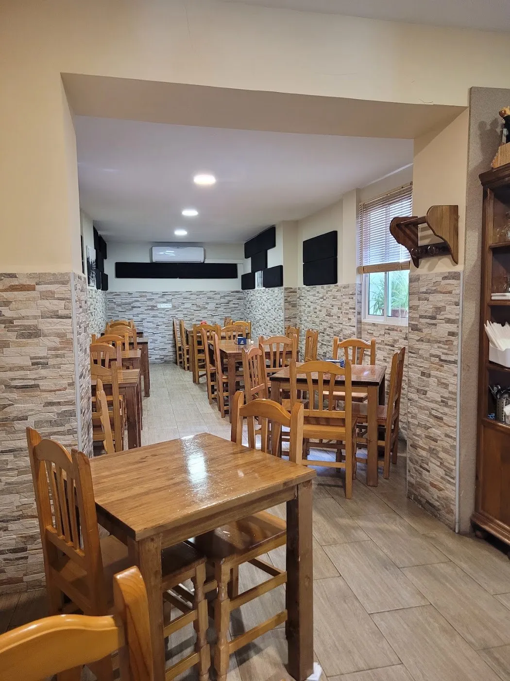 Comedor con mesas de madera