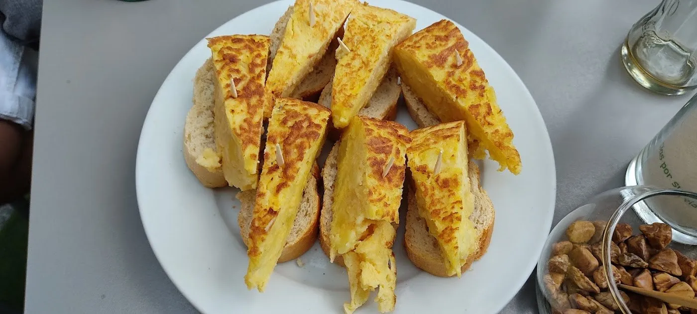 Pinchos de tortilla de patatas sobre pan